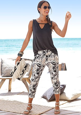 Printed Capri Pants product image (X38505.BKPR.1.Man52225)